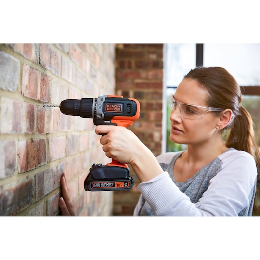 18V Cordless 2 Speed Hammer Drill with 2 x 1.5Ah Batteries and 400mA Charger
