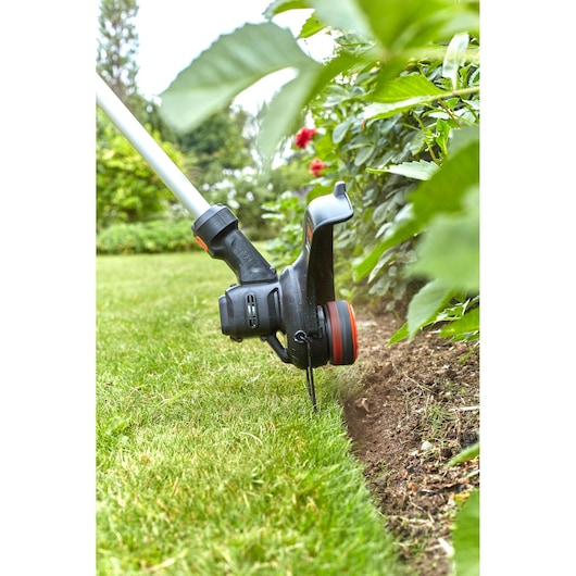 36V Cordless STRIMMER® 33cm String Trimmer with POWERCOMMAND™ - 2.5Ah Battery Kit