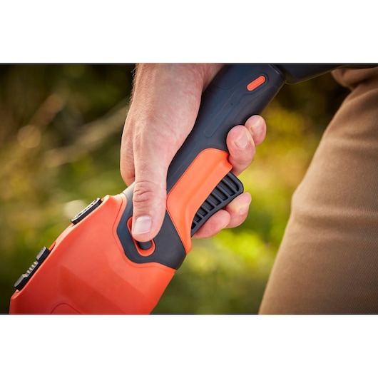 36V Cordless STRIMMER® 33cm String Trimmer with POWERCOMMAND™ - 2.5Ah Battery Kit