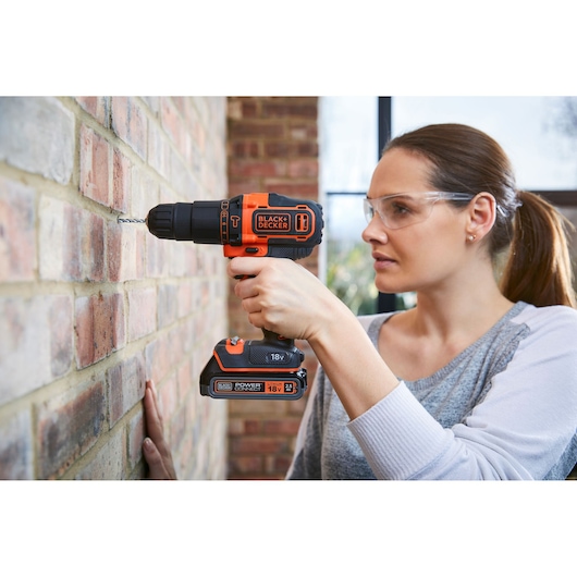18V Cordless Hammer Drill With 2x 1.5Ah Batteries, 400mA Charger in a Kitbox